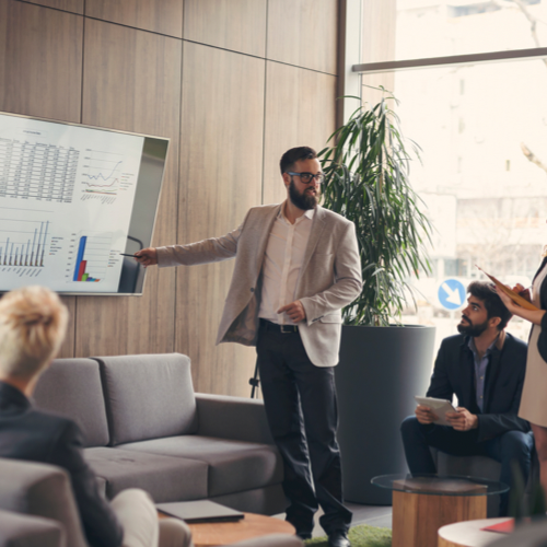 ingilizce sunum yapan bir adam